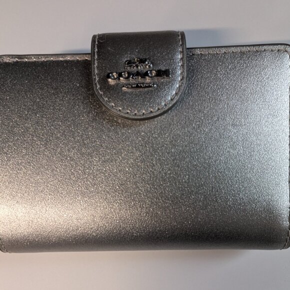 Coach Signature Women’s Wallet in Silver Metallic Leather/Silver Hardware - Picture 3 of 6